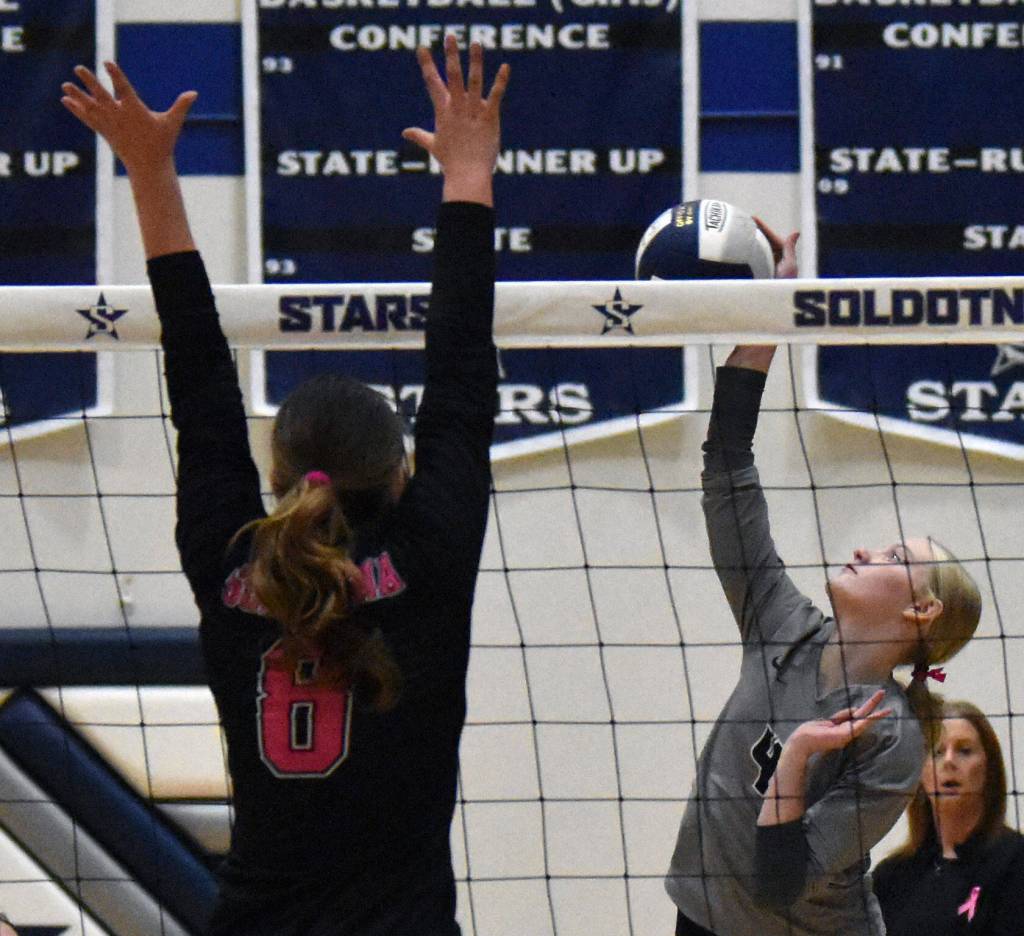 Nikiskis Hailey Hutchins attacks against Soldotnas Morgan Simac on Tuesday, Sept. 16, 2025, at Soldotna High School in Soldotna, Alaska. (Photo by Jeff Helminiak/Peninsula Clarion)