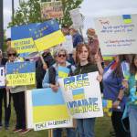 Jake Dye/Peninsula Clarion
Protesters in support of Ukraine line the Sterling Highway in Soldotna, Alaska, on Friday, Aug. 15, 2025.